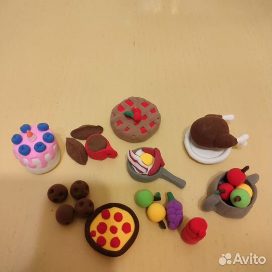 Корзина с едой и посудой для куклы