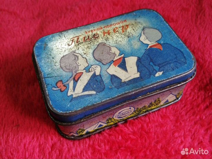 Старинная жестяная коробка Зубной порошок Пионер
