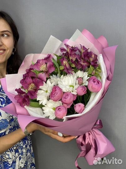 Букет из пионовидных роз и альстромерии