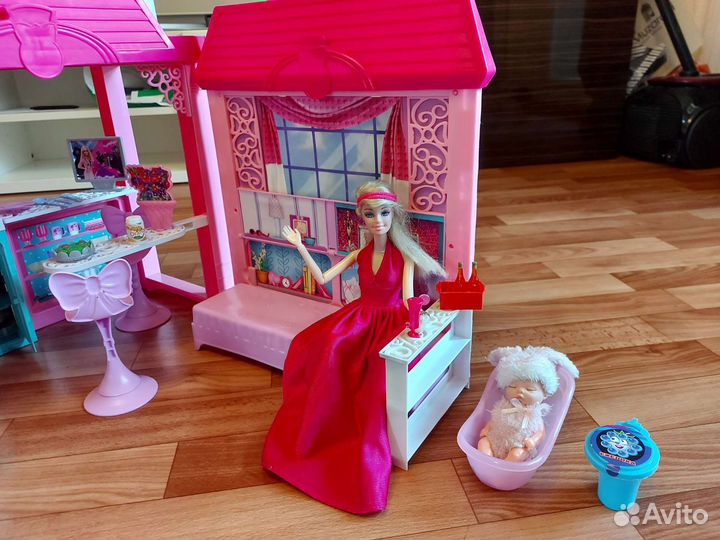 Дом с куклами барби