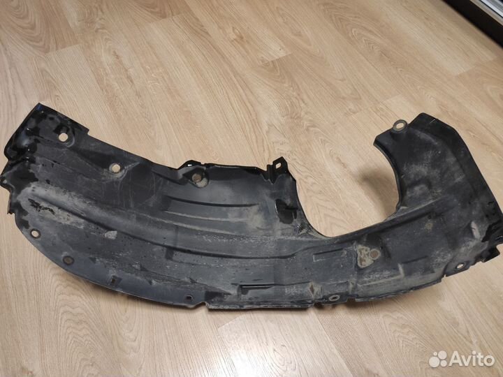 Передний левый подкрылок Mazda 3 BK (половина)