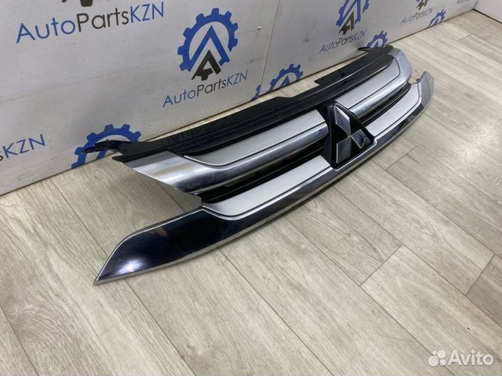 Решетка радиатора Mitsubishi Outlander 3 4J12