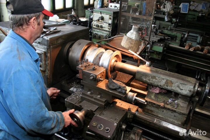 Токарь с питанием