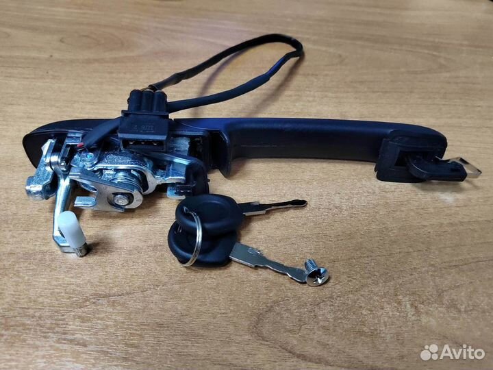 Ручка двери передняя правая с ц. з. Passat b4