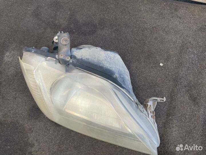 Передняя правая фара на рено логан