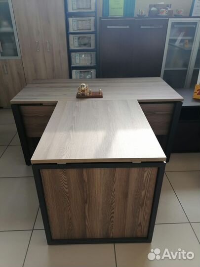 Стол руководителя с брифингом