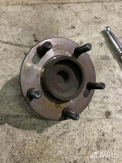 Ступица задняя dodge Caravan 2001-2007 3.3