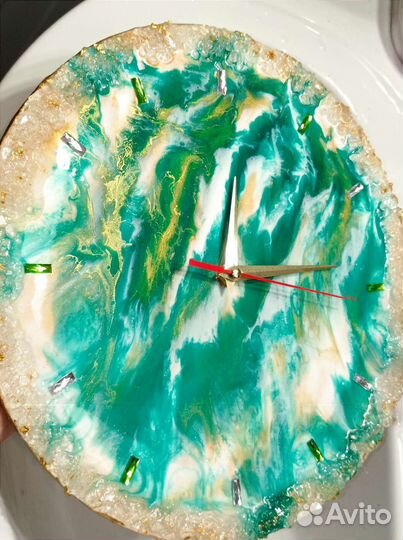 Часы из эпоксидной смолы и дерева