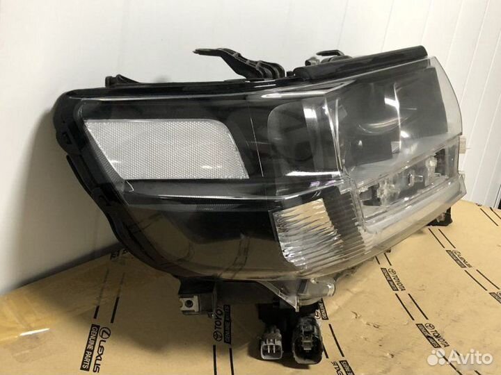Фара правая Toyota Land Cruiser 200