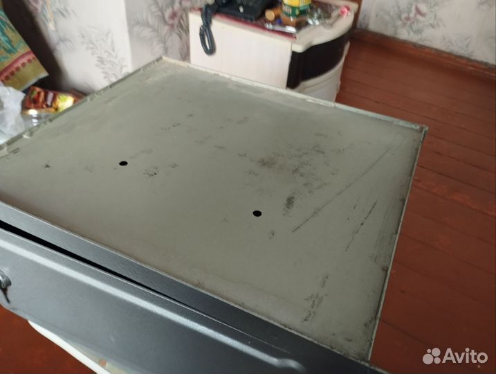 Металлический ящик (сейф)