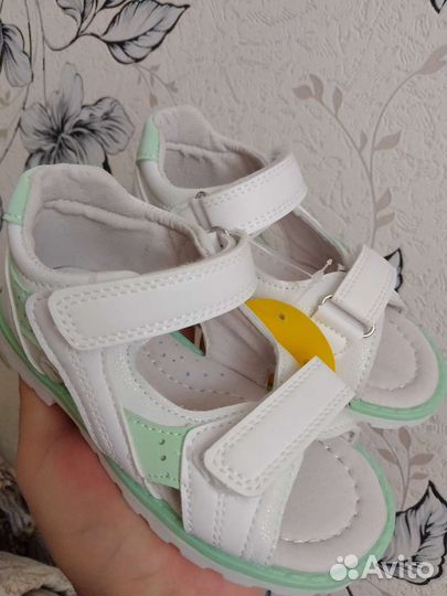 Сандали на девочку новые