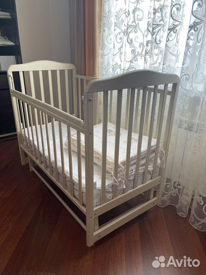 Детская кроватка с маятником