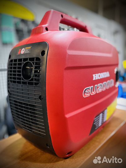 Инверторный бензогенератор Honda EU2000i