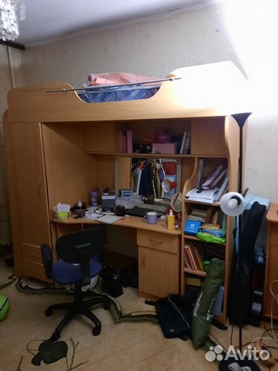 Кровать чердак со столом и шкафом