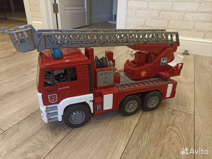 Большая игрушечная пожарная машина bruder