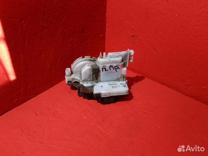 Замок двери передней правой Фольксваген Венто 91