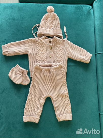 Вязаный костюм для новорожденного