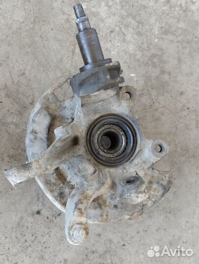 Левый кулак Nissan Primera P10