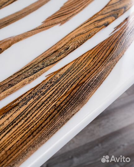 Стол из натурального дальневосточного Вяза и смолы