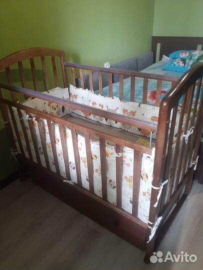 Детская кроватка с поперечным маятником