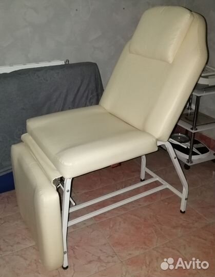 Продаю массажную косметическую кушетку