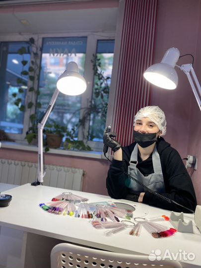 Маникюр педикюр в салоне