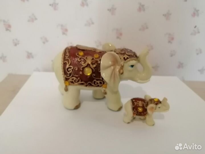 Фигурки слона со слоненком