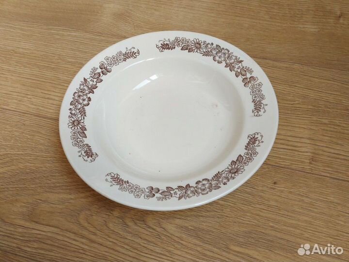 Тарелки и вилки