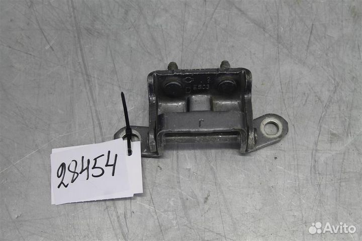 Петля двери задней левой верхняя Nissan Qashqai J