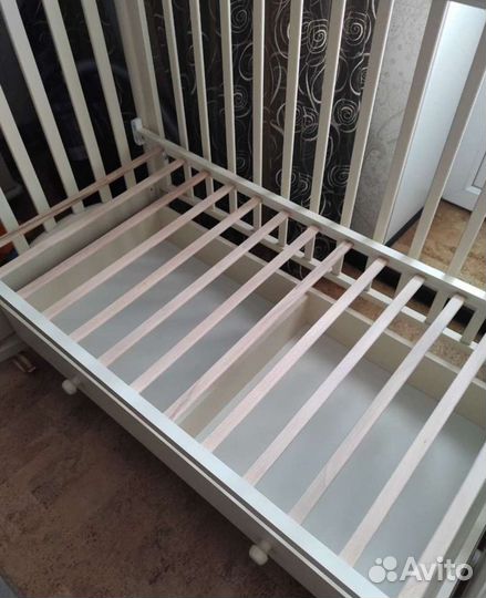 Детская кроватка и пеленальный комод