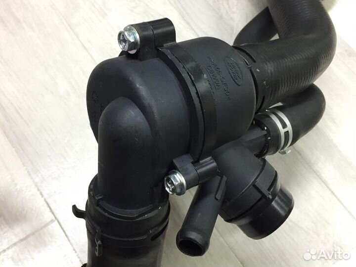 Патрубок радиатора с термостатом LR, RR (LR025969)