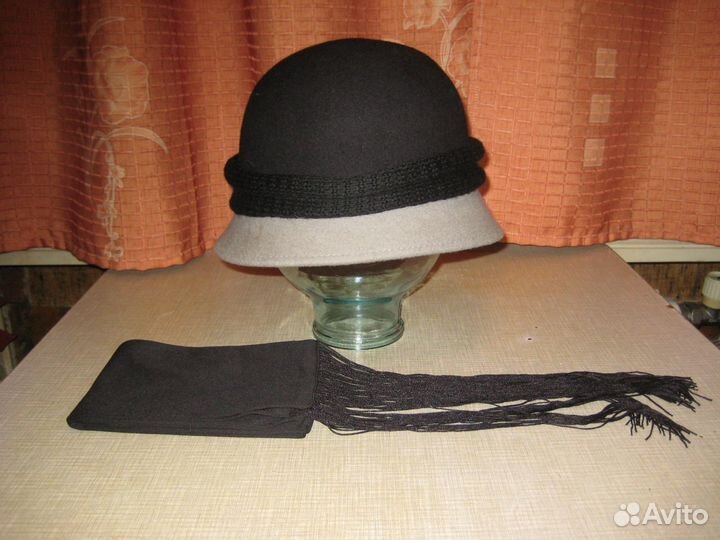 Женская черно-серая фетровая шляпка с шарфиком