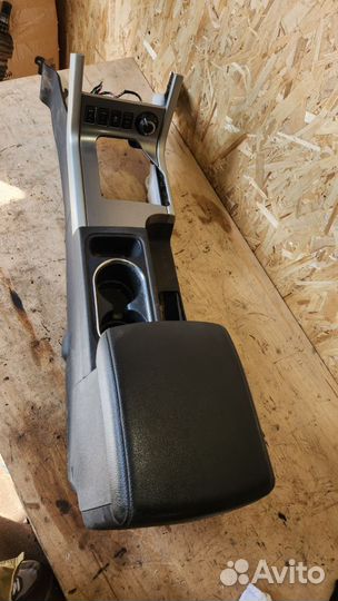 Подлокотник Nissan Navara