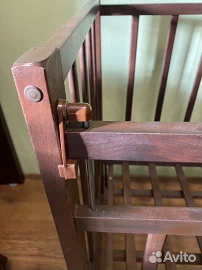 Детская кроватка с маятником