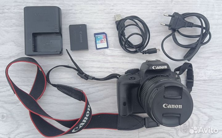 Зеркальный фотоаппарат Canon EOS 100D