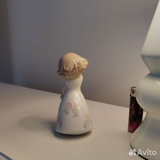 Фарфоровая статуэтка NAO