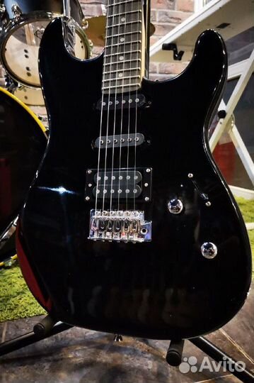 Электрогитара + комбик + аксессуар