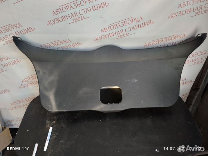 Обшивка крышки багажника Toyota Auris E150