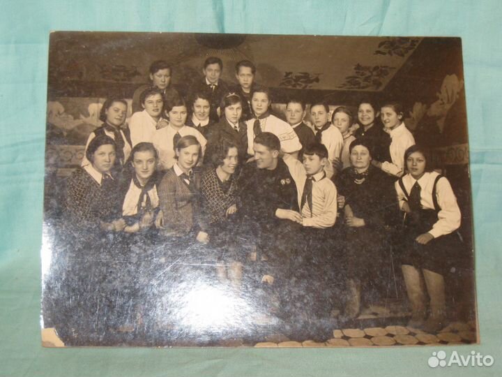 Фото Н.Крючкова с пионерами. 1940-41 год. СССР
