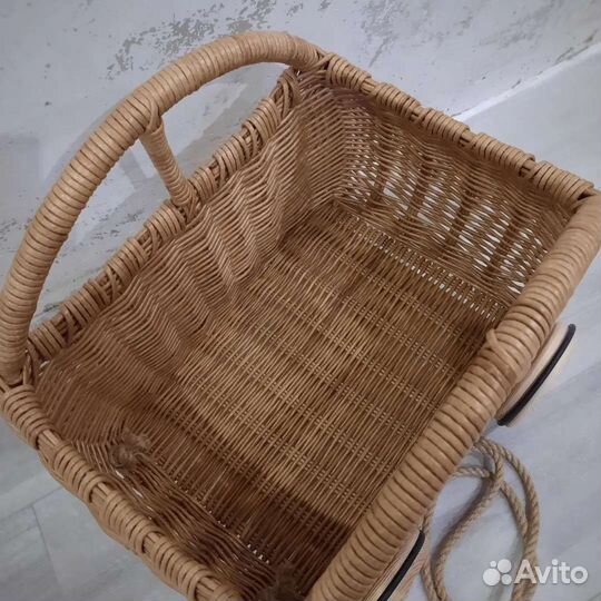 Плетёная корзина на колёсиках