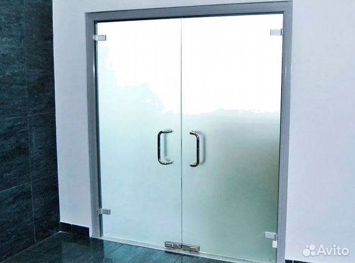 Стеклянная дверь на заказ