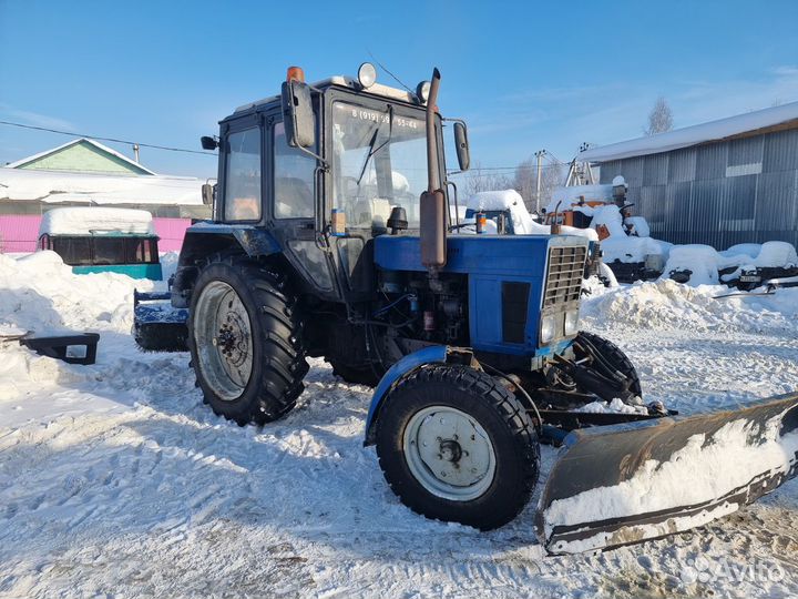 Трактор мтз с отвалом и щеткой. Уборка территории