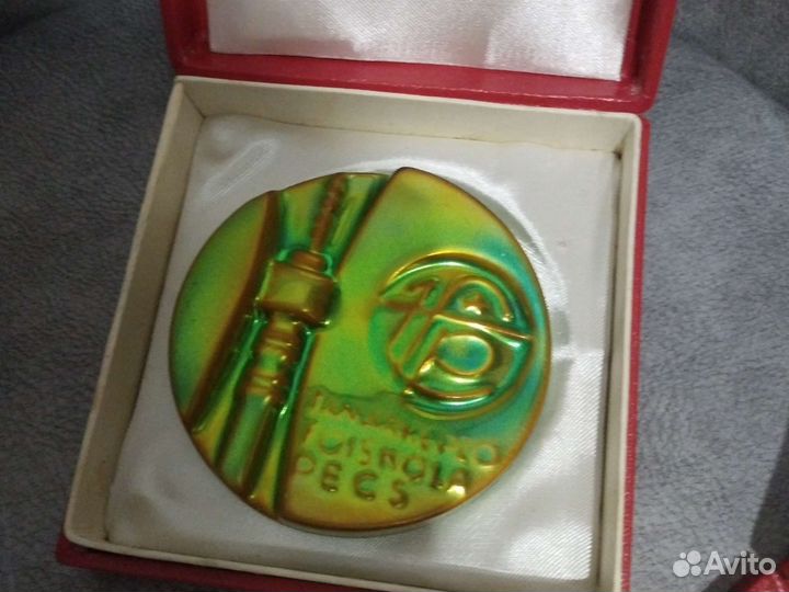 Настольная медаль