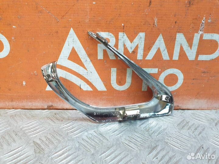 Накладка решетки в бампер передняя левая Toyota