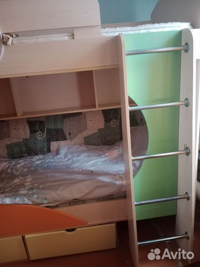 Продам двухъярусную кравать