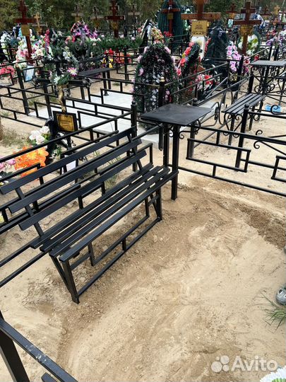 Ограды, лавки, столы на кладбище