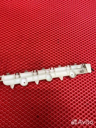 Крепление бампера заднее правое Mitsubishi