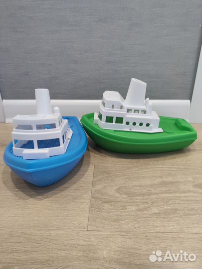 Большие игрушечные корабли