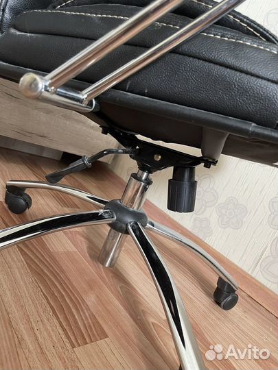 Офисное кресло руководителя