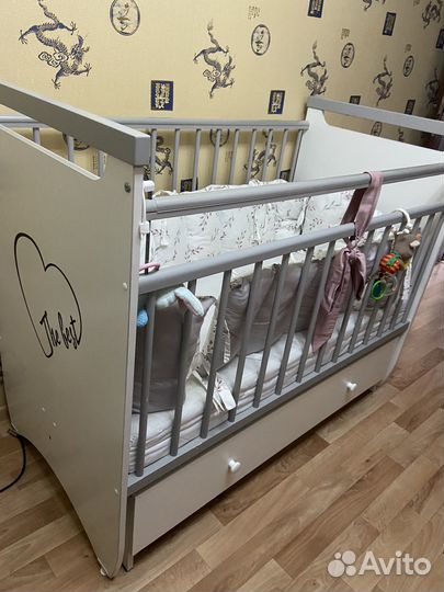 Детская кроватка с маятником и ящиком